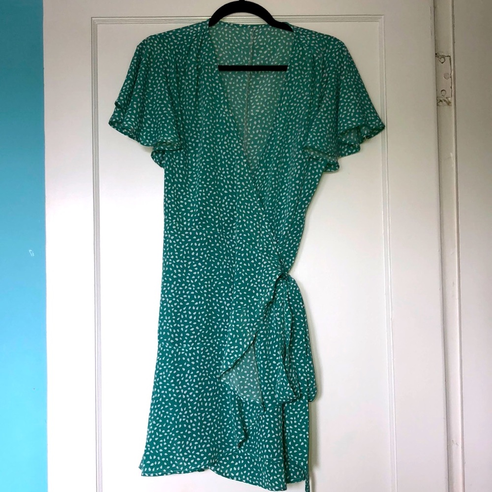 Green wrap dress; functional wrap/tie; knees length; flutter sleeves